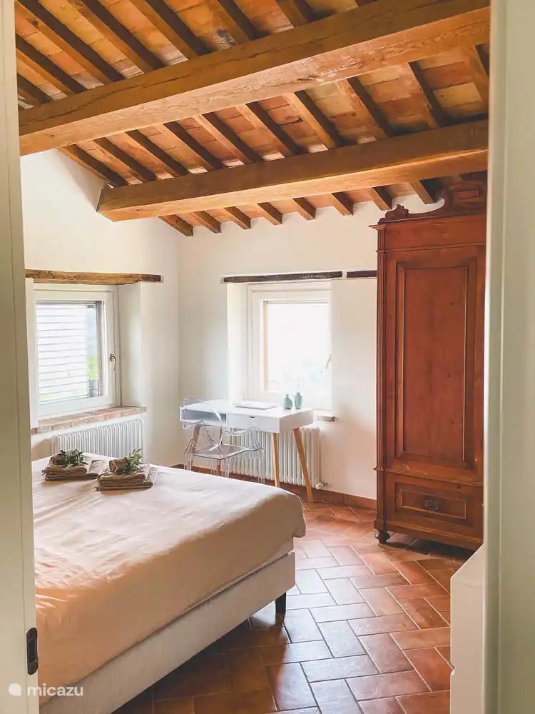 Schlafzimmer (3) vom Treppenabsatz aus gesehen. 