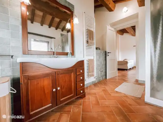 Casa Sette Cipressi | Italie, Marche, Serra de’ Conti  - maison de vacances Salle de bain appartenant à la chambre (3) avec douche, toilettes, bidet, lavabo et chauffage moderne avec serviettes.