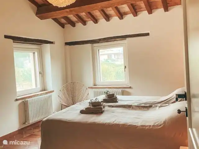 Casa Sette Cipressi | Italie, Marche, Serra de’ Conti  - maison de vacances Chambre (2) dans la casa avec lit double à sommier tapissier, climatisation, armoire pour les vêtements et une chaise.