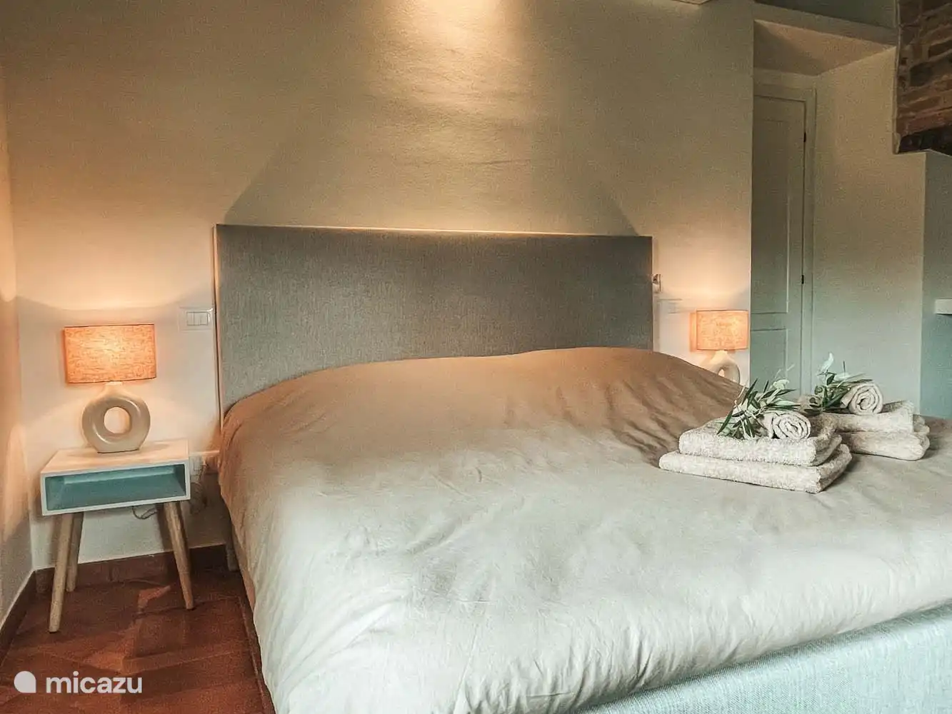 Schlafzimmer (2) in der Casa mit Doppel-Boxspringbett, Klimaanlage, Kleiderschrank für Kleidung und einem Stuhl. 