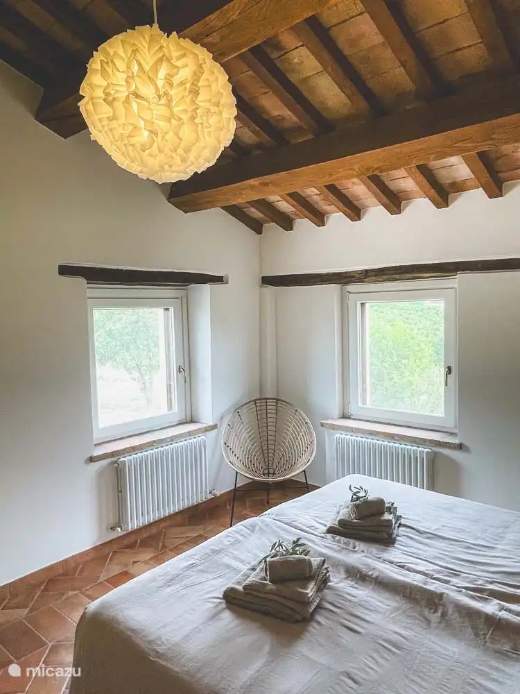 Schlafzimmer (2) in der Casa mit Doppel-Boxspringbett, Klimaanlage, Kleiderschrank für Kleidung und einem Stuhl. 