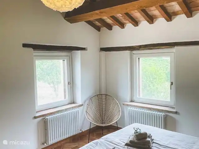 Casa Sette Cipressi | Italie, Marche, Serra de’ Conti  - maison de vacances Chambre (2) dans la casa avec lit double à sommier tapissier, climatisation, armoire pour les vêtements et une chaise.