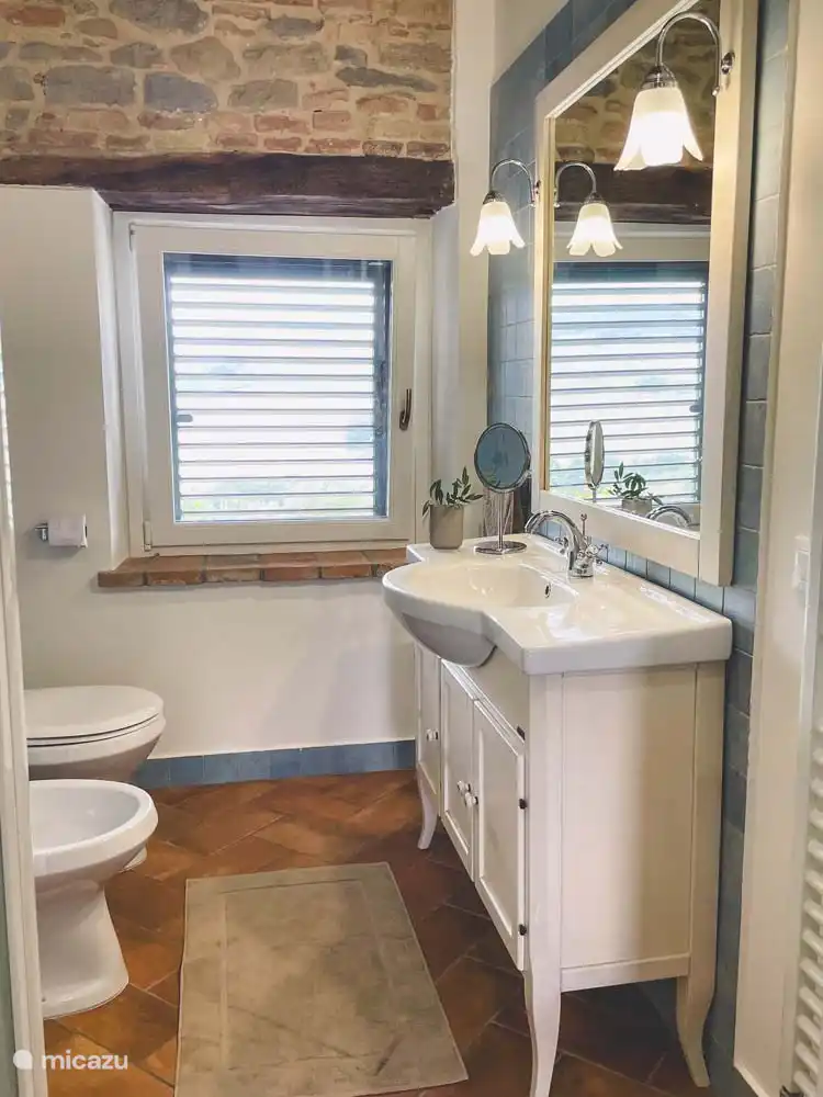 Badezimmer (2) in der Casa mit Dusche, Waschbecken, WC und Bidet. 