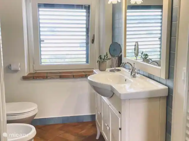 Casa Sette Cipressi | Italie, Marche, Serra de’ Conti  - maison de vacances Salle de bain (2) dans la Casa avec douche, lavabo, toilettes et bidet.