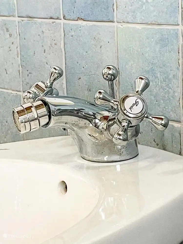 Badezimmer (2) in der Casa mit Dusche, Waschbecken, WC und Bidet. 