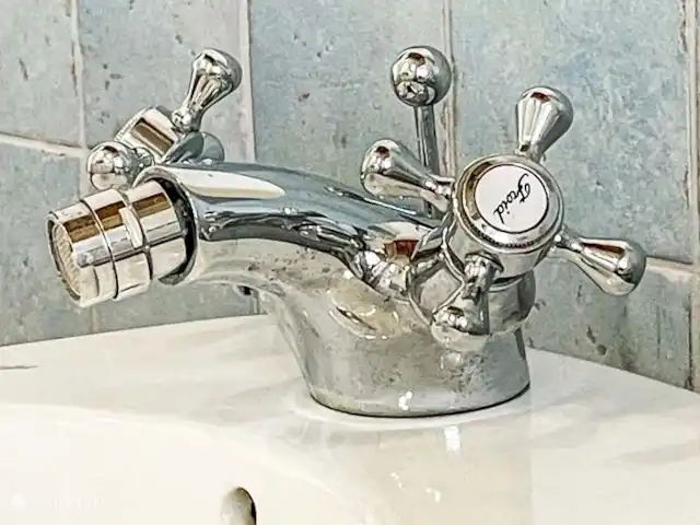 Casa Sette Cipressi | Italie, Marche, Serra de’ Conti  - maison de vacances Salle de bain (2) dans la Casa avec douche, lavabo, toilettes et bidet.