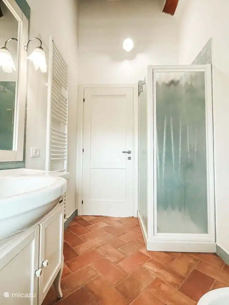 Badezimmer (2) in der Casa mit Dusche, Waschbecken, WC und Bidet. 