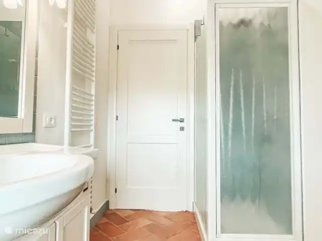 Casa Sette Cipressi | Italie, Marche, Serra de’ Conti  - maison de vacances Salle de bain (2) dans la Casa avec douche, lavabo, toilettes et bidet.
