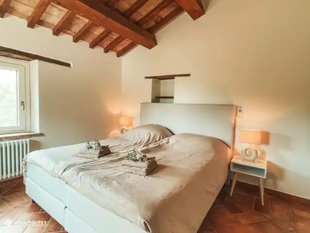Casa Sette Cipressi | Italie, Marche, Serra de’ Conti  - maison de vacances Chambre (1) dans la casa avec lit double à sommier tapissier, climatisation, armoire pour les vêtements et une chaise.