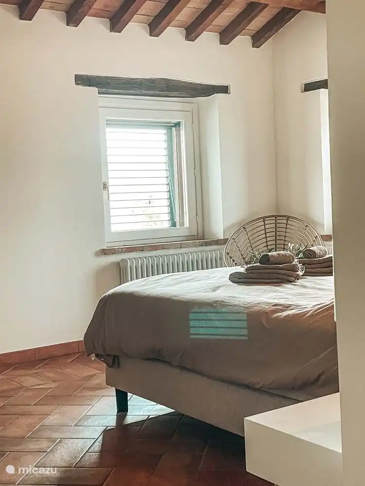 Schlafzimmer (1) in der Casa mit Doppel-Boxspringbett, Klimaanlage, Kleiderschrank für Kleidung und Stuhl. 