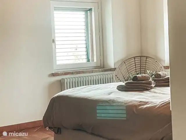 Casa Sette Cipressi | Italie, Marche, Serra de’ Conti  - maison de vacances Chambre (1) dans la casa avec lit double à sommier tapissier, climatisation, armoire pour les vêtements et une chaise.