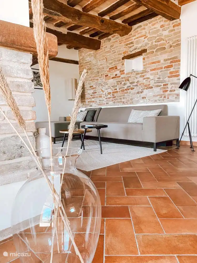 Wohnzimmer mit Chaiselongue-Sofa in der Casa.