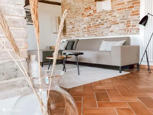 Casa Sette Cipressi | Italie, Marche, Serra de’ Conti  - maison de vacances Salon avec canapé chaise longue dans la casa.
