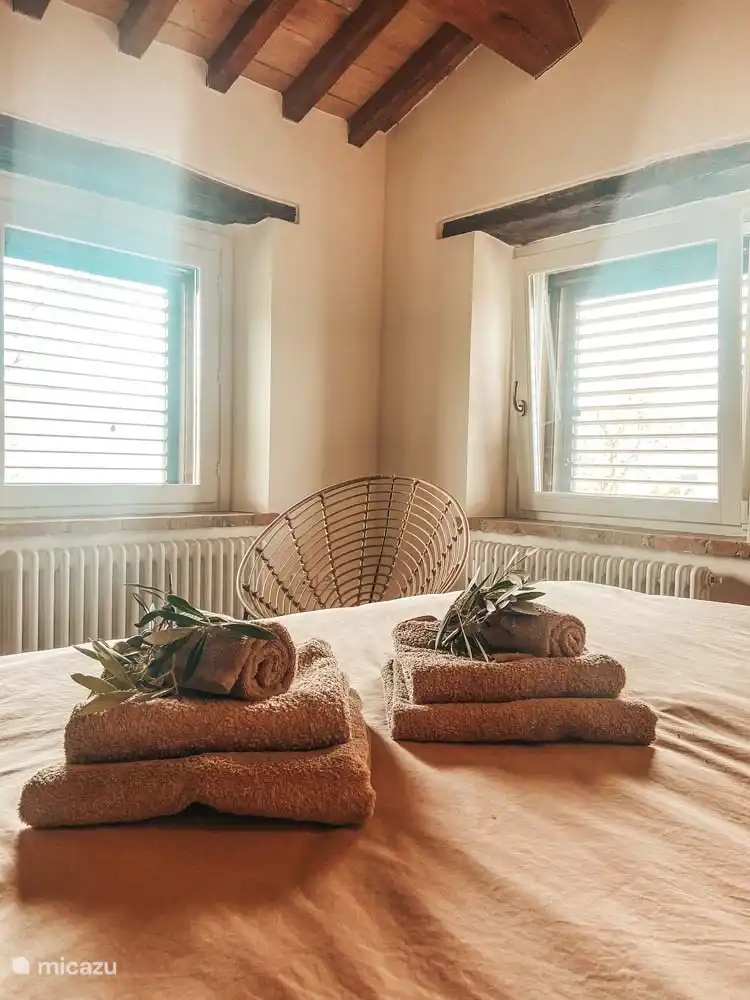 Schlafzimmer (1) in der Casa mit Doppel-Boxspringbett, Klimaanlage, Kleiderschrank für Kleidung und Stuhl. 