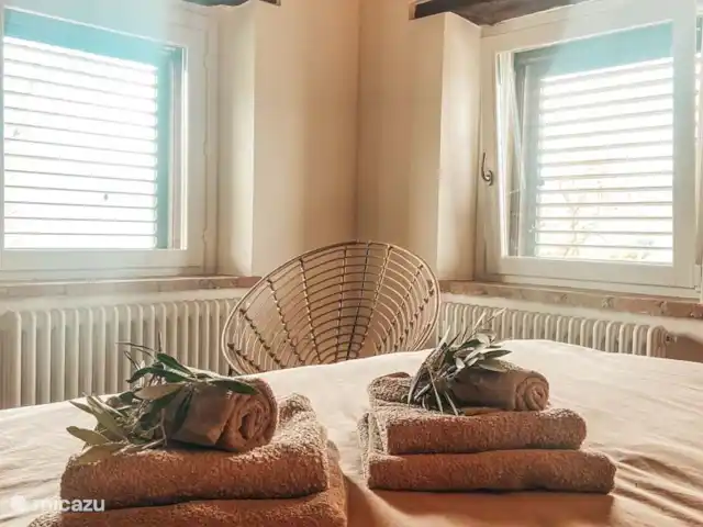 Casa Sette Cipressi | Italie, Marche, Serra de’ Conti  - maison de vacances Chambre (1) dans la casa avec lit double à sommier tapissier, climatisation, armoire pour les vêtements et une chaise.