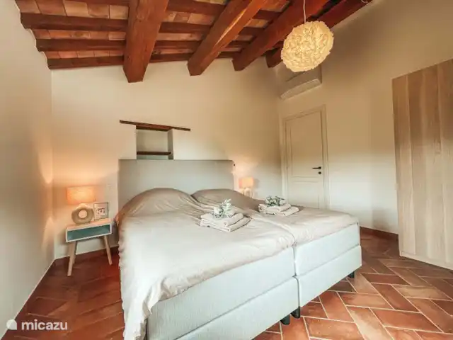Casa Sette Cipressi | Italie, Marche, Serra de’ Conti  - maison de vacances Chambre (1) dans la casa avec lit double à sommier tapissier, climatisation, armoire pour les vêtements et une chaise.