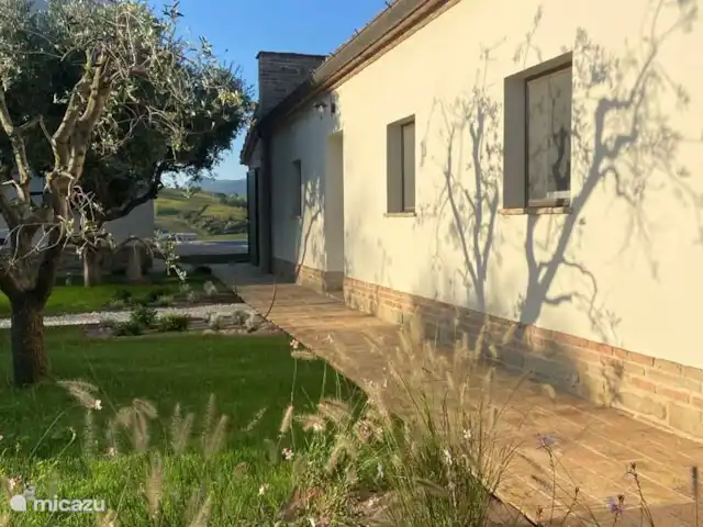 Casa Sette Cipressi | Italie, Marche, Serra de’ Conti  - maison de vacances La cassetta, une jolie maison pour 4 personnes avec une cuisine, un salon et une salle à manger, 2 chambres et 2 salles de bains.