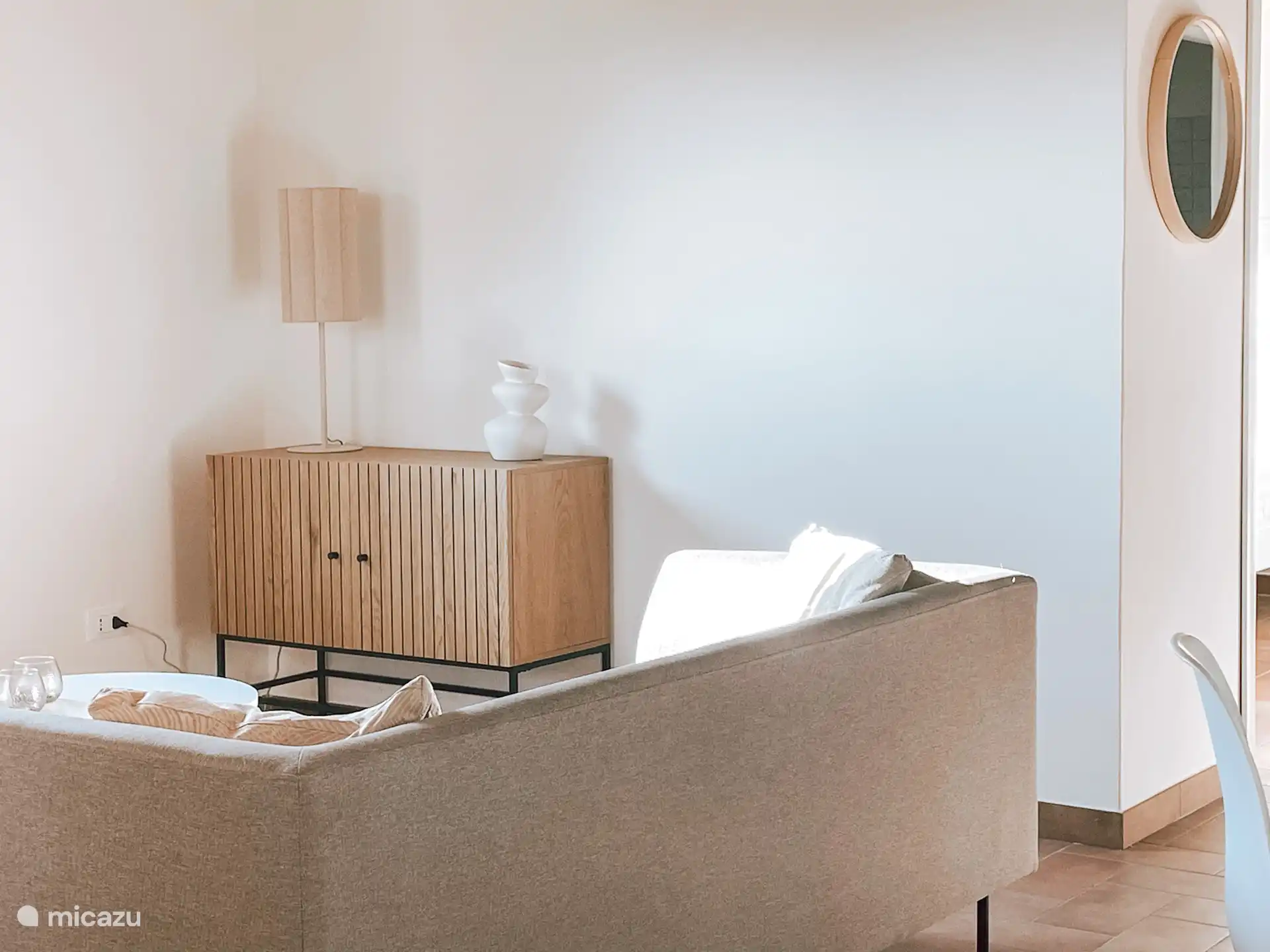 Das Wohn-Esszimmer der Cassetta mit 2,5 Sitzplätzen und Sessel. 