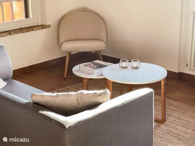 Casa Sette Cipressi | Italie, Marche, Serra de’ Conti  - maison de vacances Le salon-salle à manger de la cassetta avec 2,5 places assises et fauteuil.