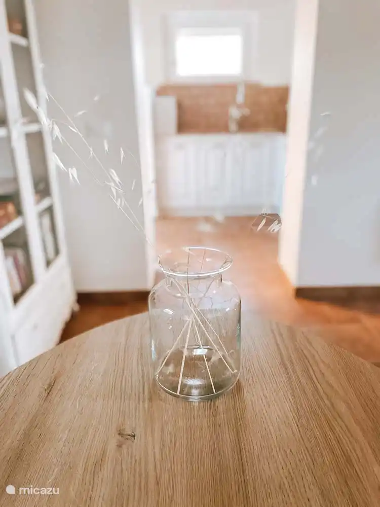 Das Esszimmer der Cassetta mit Blick auf die Küche und Bücher-Porzellanschrank 