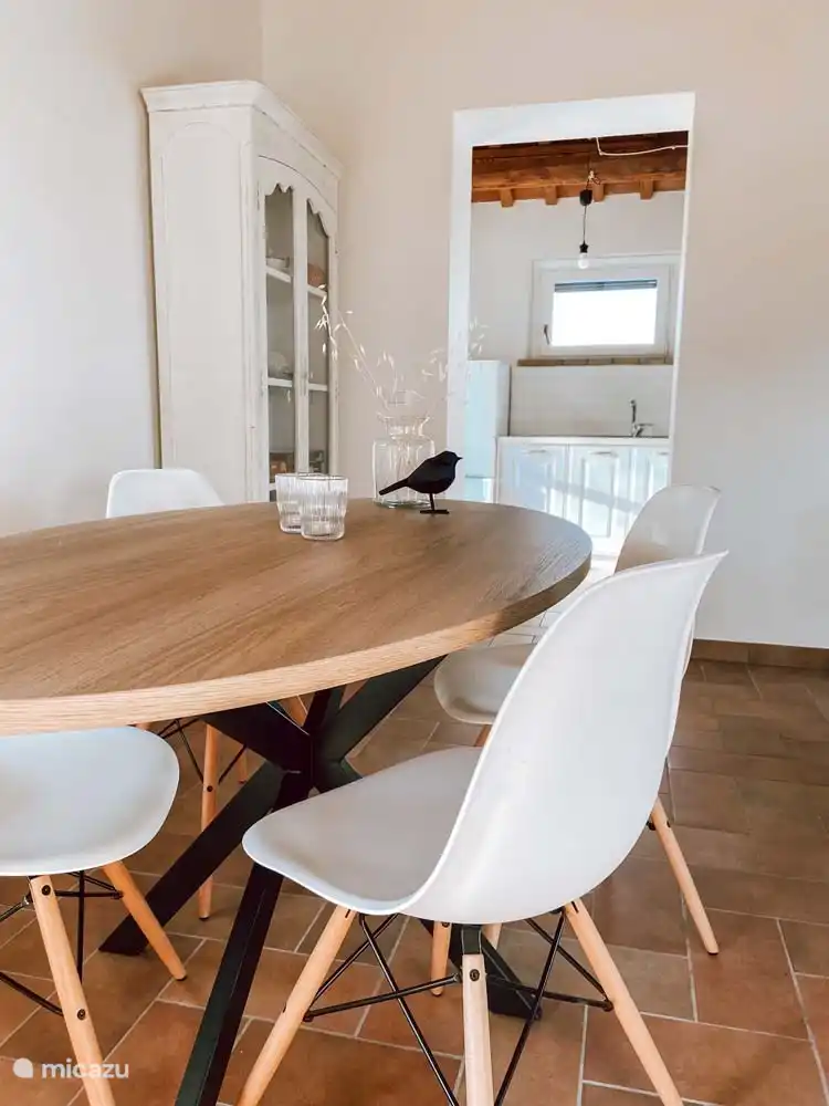 Das Esszimmer der Cassetta mit Blick auf die Küche und Bücher-Porzellanschrank 