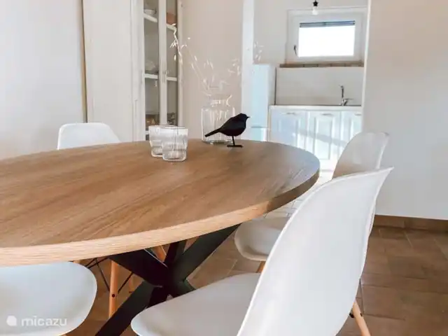 Casa Sette Cipressi | Italie, Marche, Serra de’ Conti  - maison de vacances La salle à manger de la Cassetta avec vue sur la cuisine et le meuble-vaisselle