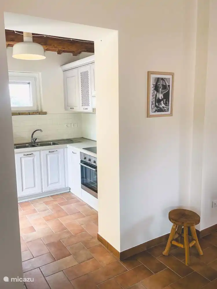 Die Küche in der Cassetta ist mit Backofen, Elektroherd und Kühlschrank mit Gefrierfach ausgestattet. 