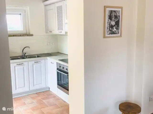 Casa Sette Cipressi | Italie, Marche, Serra de’ Conti  - maison de vacances La cuisine dans la Cassetta avec un four, une plaque électrique, un réfrigérateur-congélateur.