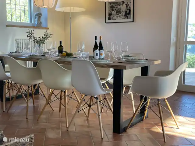 Casa Sette Cipressi | Italie, Marche, Serra de’ Conti  - maison de vacances Délicieux repas avec 6 à 10 personnes dans la salle à manger Casa