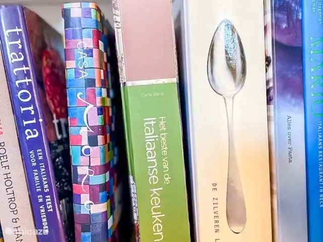 Casa Sette Cipressi | Italie, Marche, Serra de’ Conti  - maison de vacances Plusieurs beaux livres de cuisine dans la Cassetta.