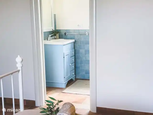 Casa Sette Cipressi | Italie, Marche, Serra de’ Conti  - maison de vacances Chambre (1) dans la Cassetta avec climatisation, lit double et salle de bain attenante avec toilettes, lavabo et miroir et douche. Dans la chambre, il y a une armoire et un coin salon avec 2 chaises et une table.