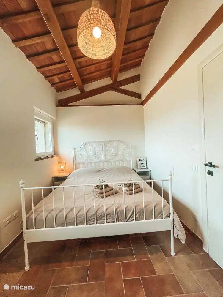 Schlafzimmer (2) in der Cassetta mit Klimaanlage, Doppelbett im Zimmer gibt es eine Kommode und 2 Stühle.