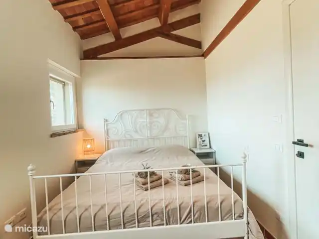 Casa Sette Cipressi | Italie, Marche, Serra de’ Conti  - maison de vacances Chambre (2) dans la Cassetta avec climatisation, lit double dans la chambre il y a une commode et 2 chaises.