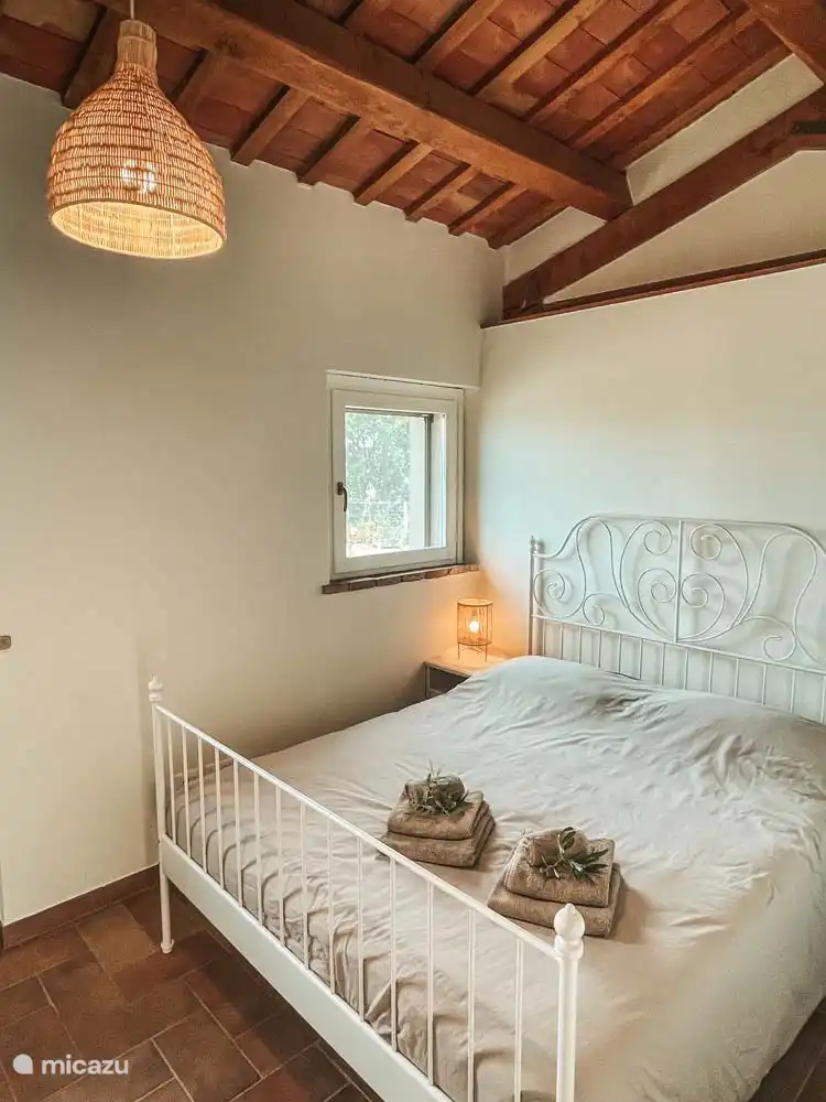 Schlafzimmer (2) in der Cassetta mit Klimaanlage, Doppelbett im Zimmer gibt es eine Kommode und 2 Stühle.