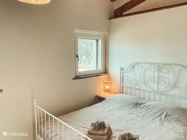 Casa Sette Cipressi | Italie, Marche, Serra de’ Conti  - maison de vacances Chambre (2) dans la Cassetta avec climatisation, lit double dans la chambre il y a une commode et 2 chaises.