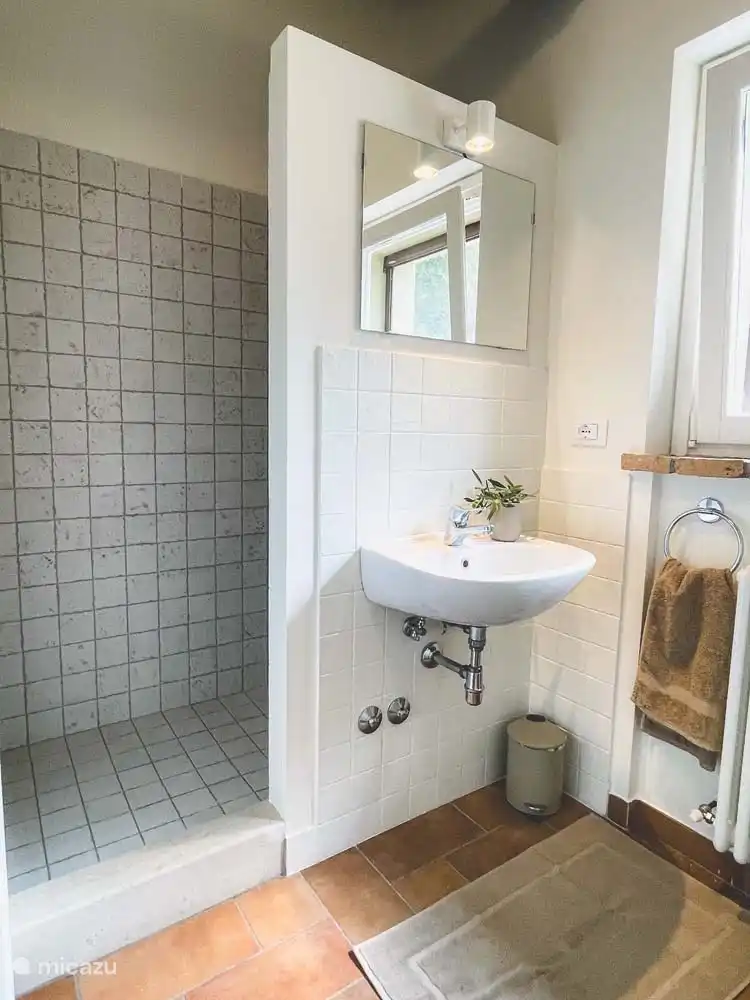 Das zweite Badezimmer in der Cassetta mit Dusche, WC, Waschbecken und Spiegel. 