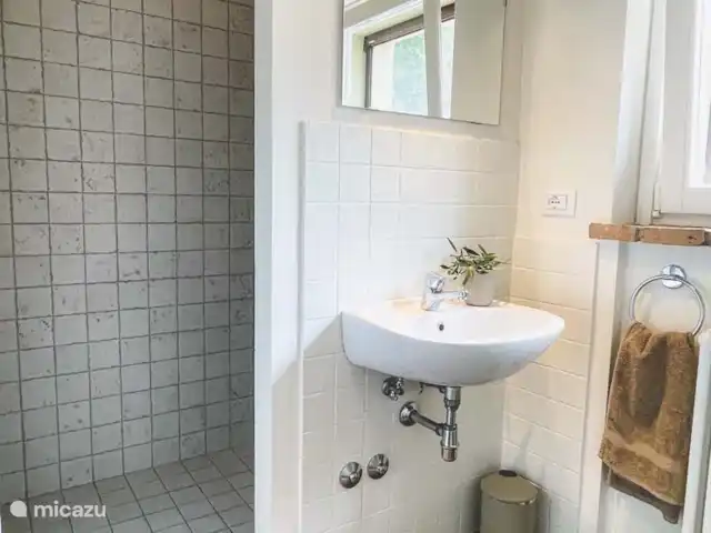 Casa Sette Cipressi | Italie, Marche, Serra de’ Conti  - maison de vacances La deuxième salle de bain dans la Cassetta avec douche, toilettes, lavabo et miroir.