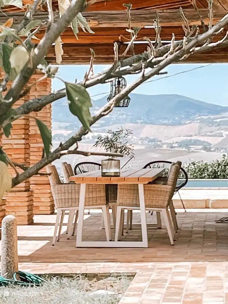 Genießen Sie von der schattigen Veranda mit Esstisch und feinen Stühlen aus können Sie den Sonnenuntergang beobachten. 