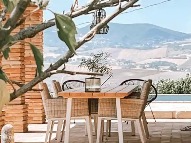 Casa Sette Cipressi | Italie, Marche, Serra de’ Conti  - maison de vacances Profitez de la véranda ombragée avec table à manger et chaises fines, vous pouvez regarder le soleil se coucher.