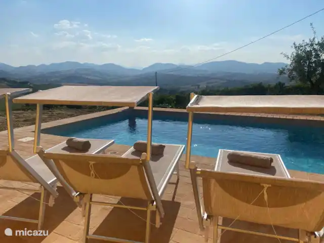 Casa Sette Cipressi | Italie, Marche, Serra de’ Conti  - maison de vacances Au niveau de la piscine, il y a 8 chaises longues italiennes typiques que vous pouvez également voir sur la plage. Nous l’aimons.