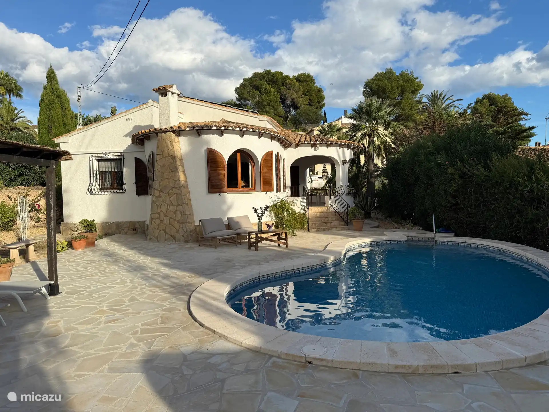 Villa mit Terrasse und Pool am Abend