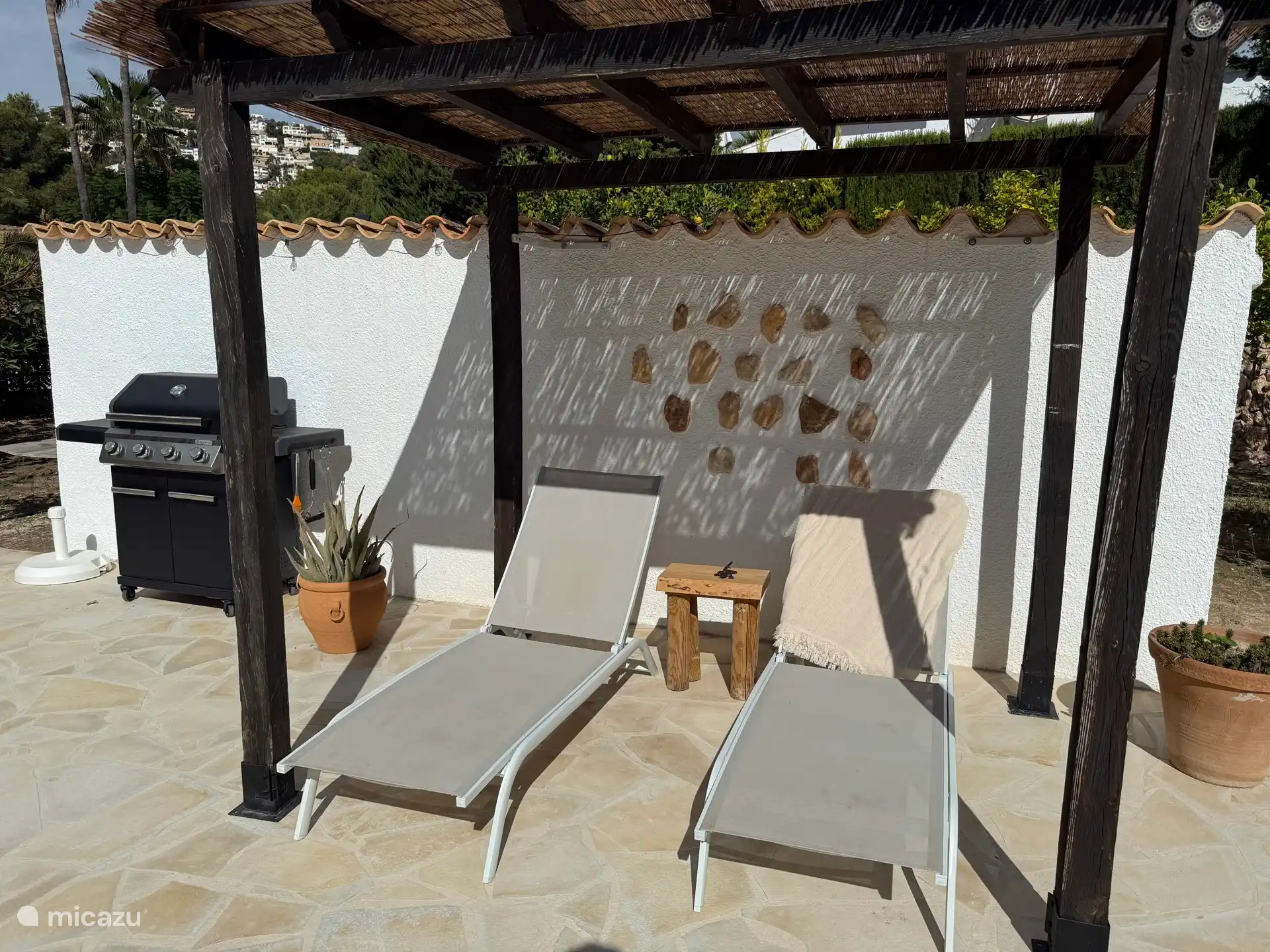 BBQ und Sonnenliege (vier weitere sind hinter dem Haus)
