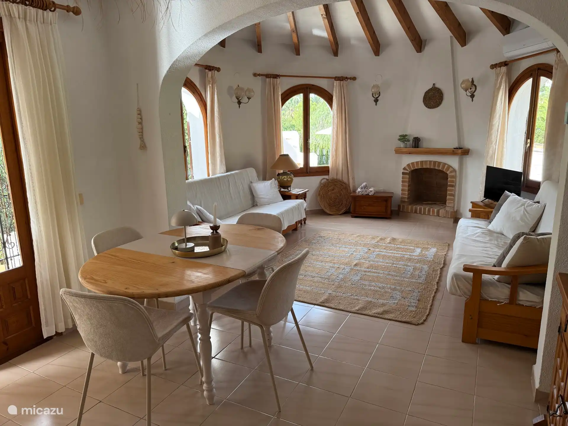 Wohnzimmer mit Esstisch