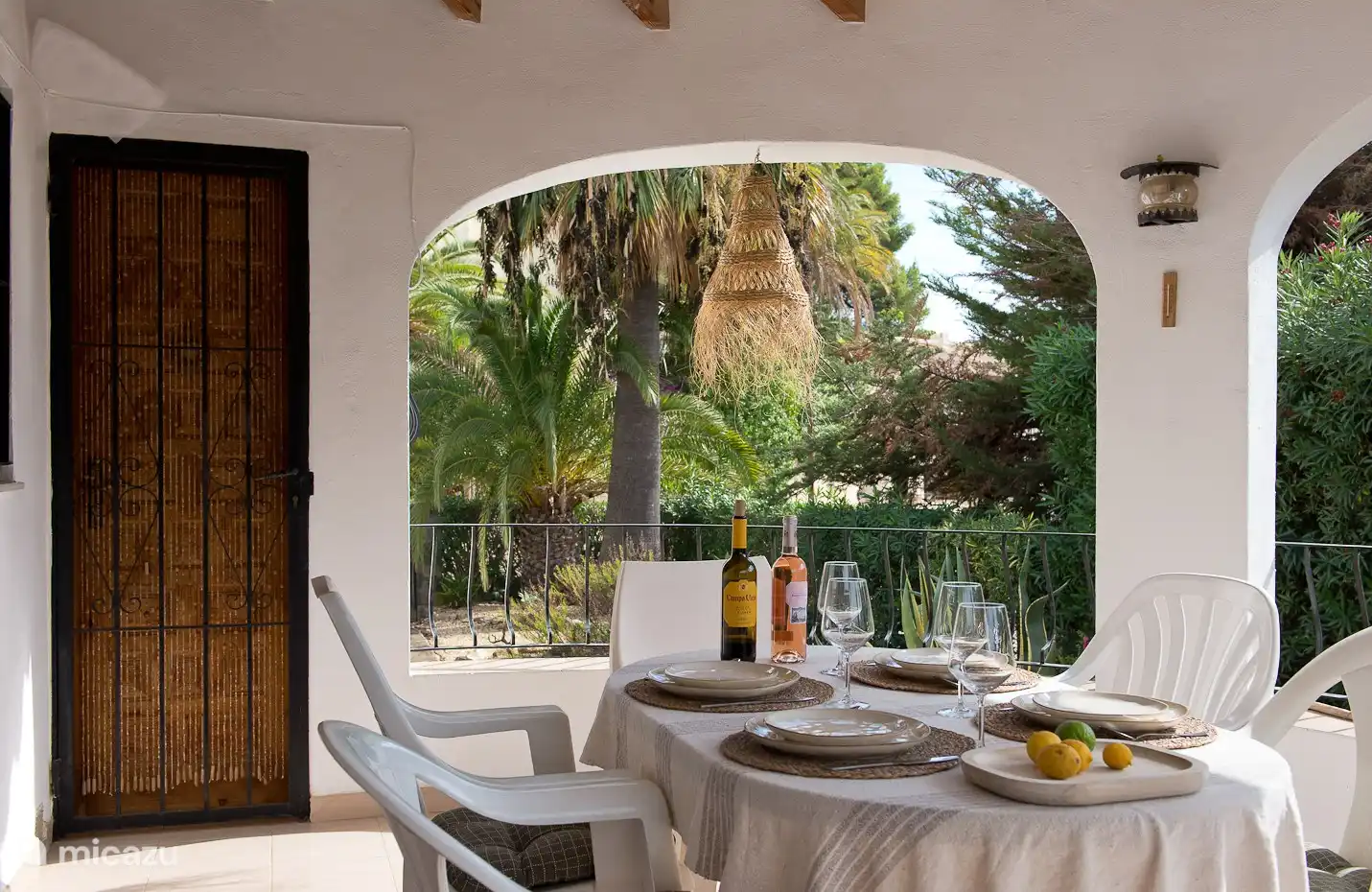 Überdachte Terrasse (Naya) im Süden, also den ganzen Tag hell