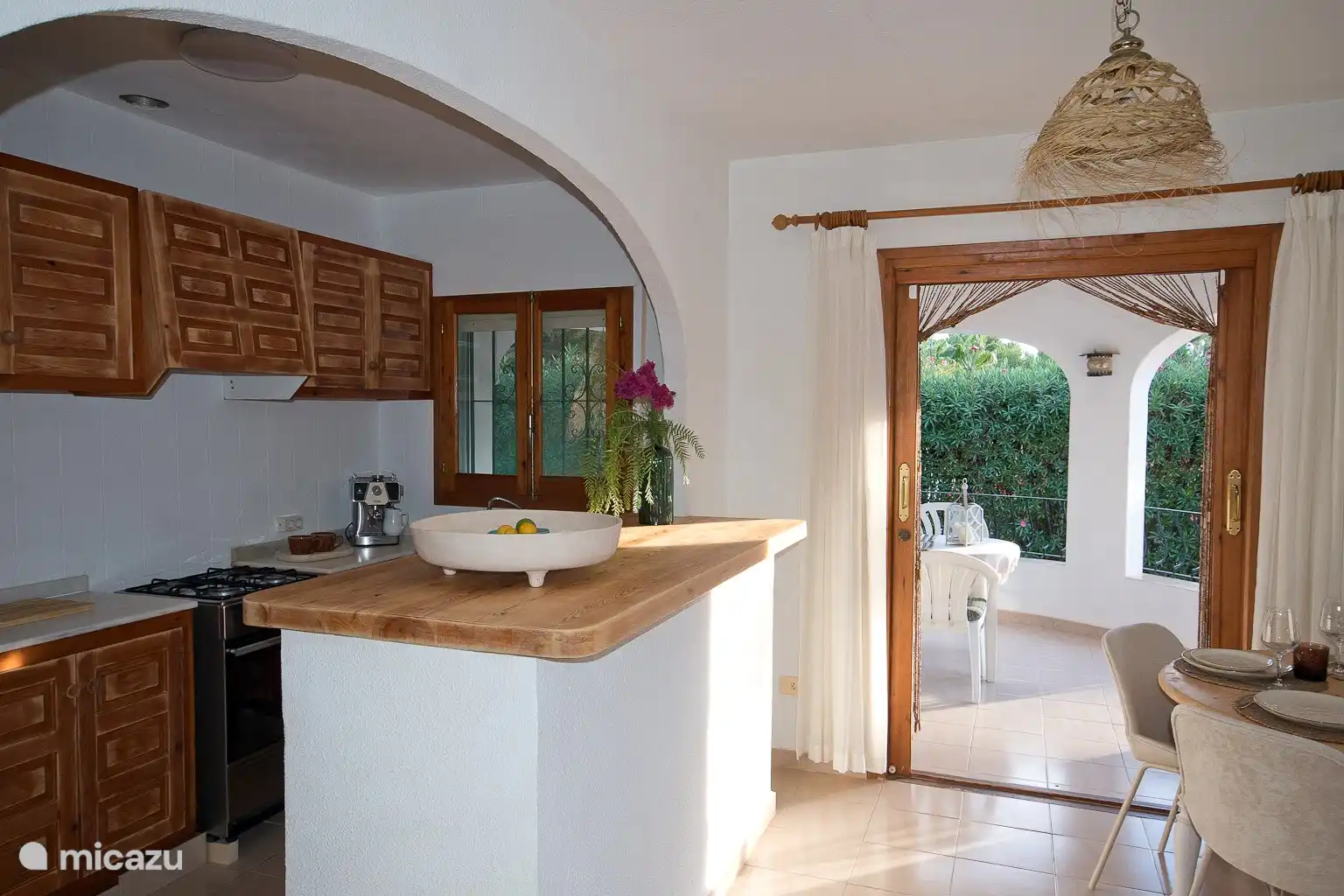 Küche mit Bar und Terrassentüren zur Terrasse