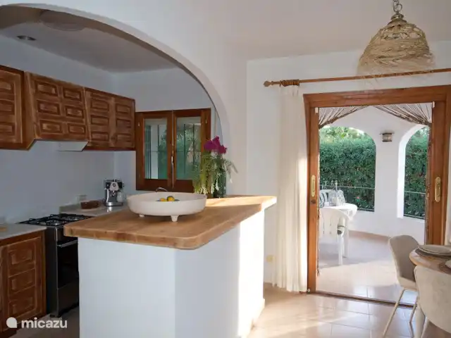 Villa Preciosa | Benissa | Moraira | Espagne, Costa Blanca, Benissa - villa Cuisine avec bar et portes-fenêtres donnant sur la terrasse