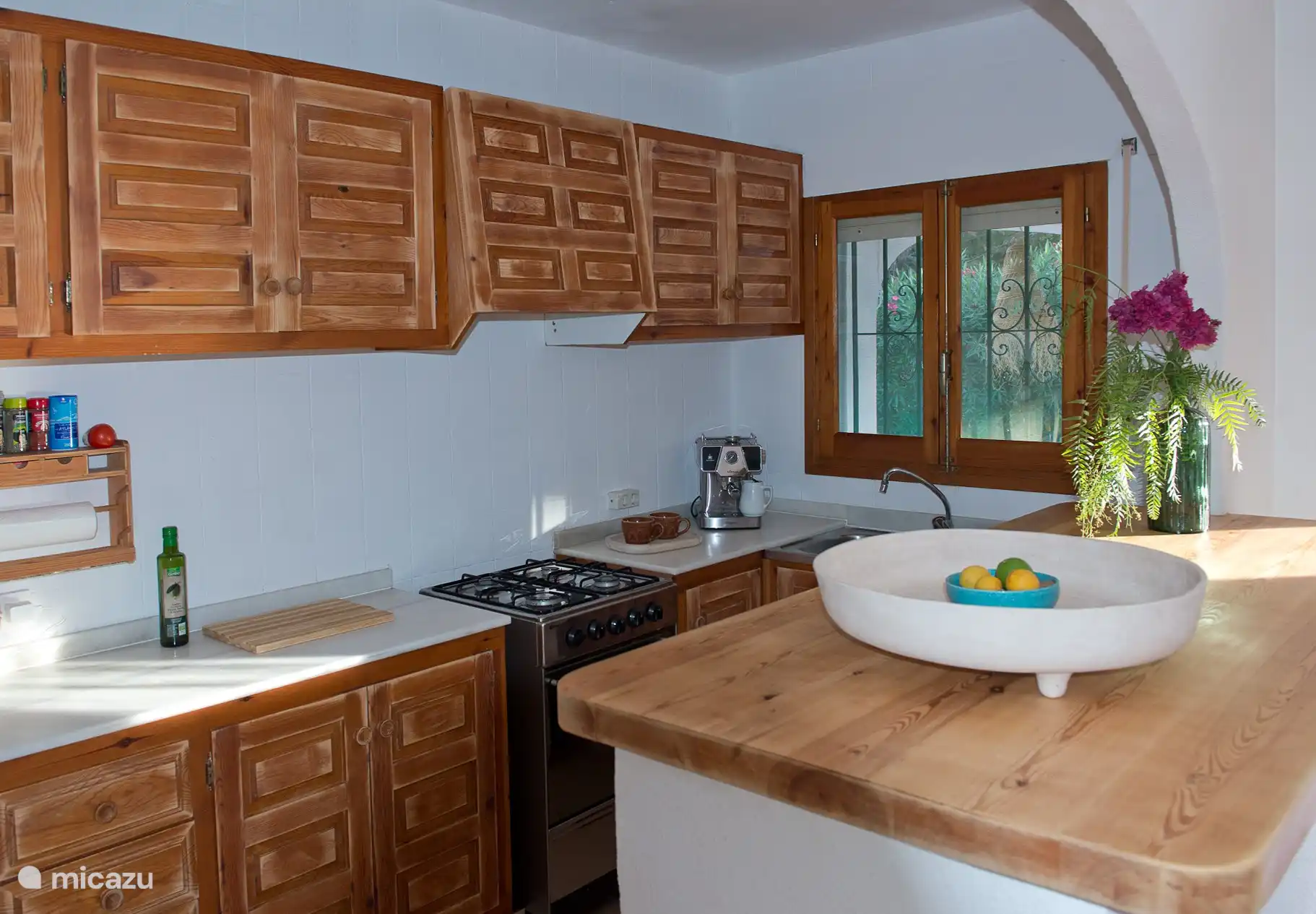 Küche (typisch spanische Holztüren und Marmorarbeitsplatte)