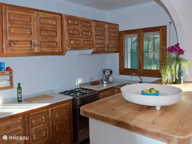 Villa Preciosa | Benissa | Moraira | Espagne, Costa Blanca, Benissa - villa Cuisine (portes en bois typiquement espagnoles et comptoir en marbre)