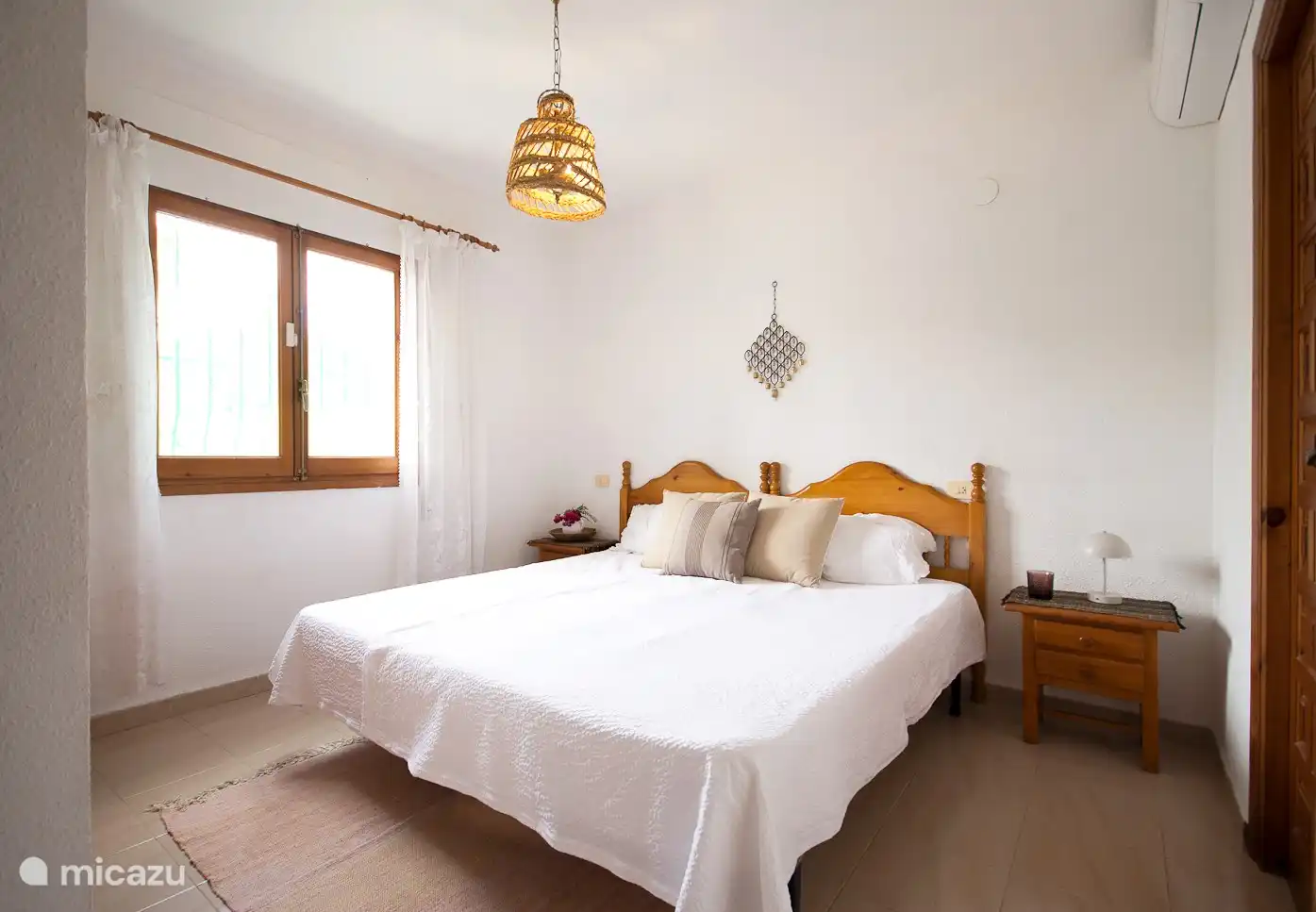 Schlafzimmer 1 mit Klimaanlage (Hauptschlafzimmer mit Kleiderschrank und eigenem Bad)