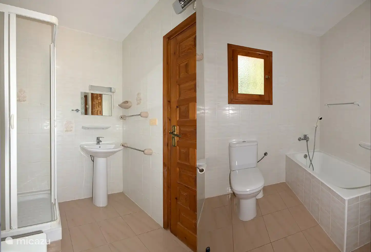 Badezimmer 1 mit Dusche, Badewanne, Waschbecken und WC